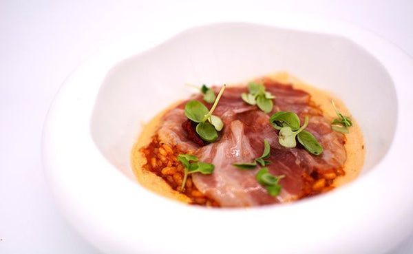 Receta de arroz ibérico, tomate especiado y albahaca