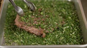 Rebozando abanico de cerdo ibérico de bellota con hiervas provenzales