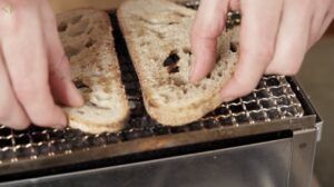 Marcando el pan sobre la rejilla
