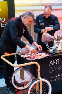 Stand con maestros cortadores de jamón ibérico de bellota de Arturo Sánchez en The Best Chef Awards (Madrid 2022)