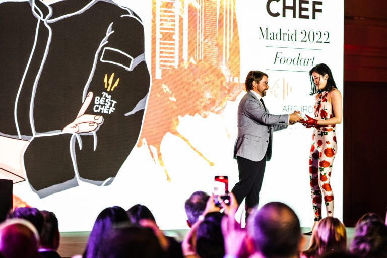 Arturo Sánchez otorga el premio The Best Chef FoodArt Award a la japonesa Natsuko Shoji - The Best Chef Awards en Madrid 2022